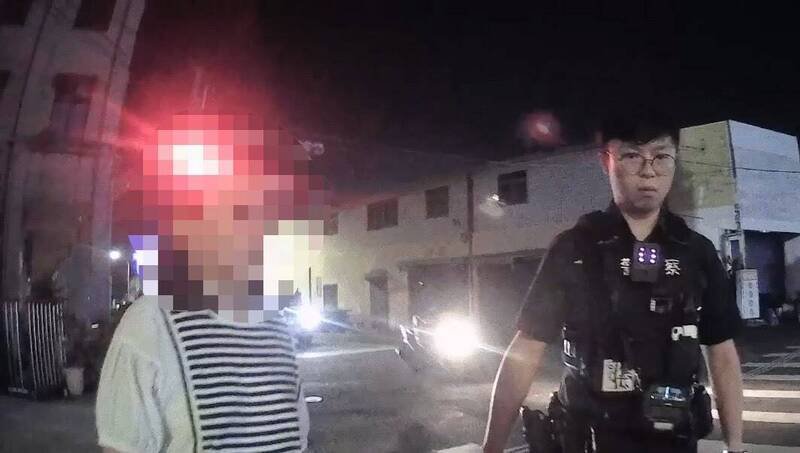 斗南警分局2警员，贴心开警车车灯，并当起导护，陪同夜盲症妇人回家。（图由斗南警分局提供）