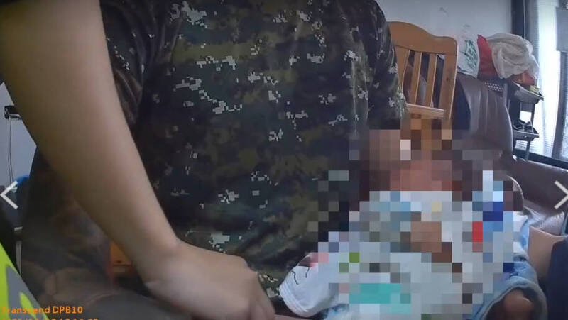 台东罗姓男子抱婴与母亲吵架。（记者黄明堂翻摄）