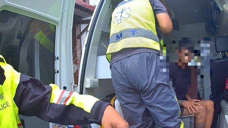 警方将罗男强制就医。（记者黄明堂翻摄）