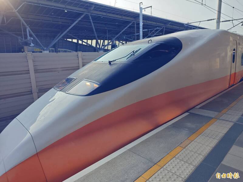 台南高铁站今天下午发生列车进入月台还未停妥，有旅客突然冲撞的意外，人未落轨也没受伤，虚惊一场。（记者吴俊锋摄）