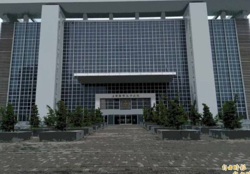 罗男不满妻子在医院被勾引，涉嫌张贴对方个资，被桥头地院判刑2月。（记者鲍建信摄）