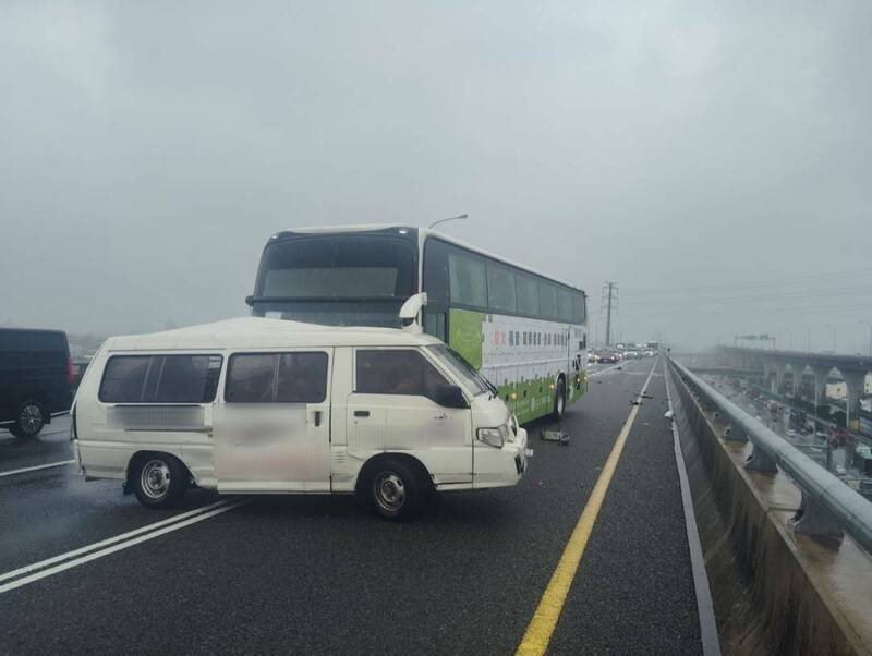 国1北向51.2公里机场系统路段，20日上午10点多发生3车事故，23岁李姓男子驾驶自小客货车，疑似未保持安全距离，撞上前车后又与左侧高乘载车道的国光客运发生擦撞。（记者郑淑婷翻摄）