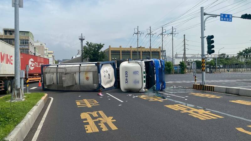 化学车左转翻覆。（读者提供）