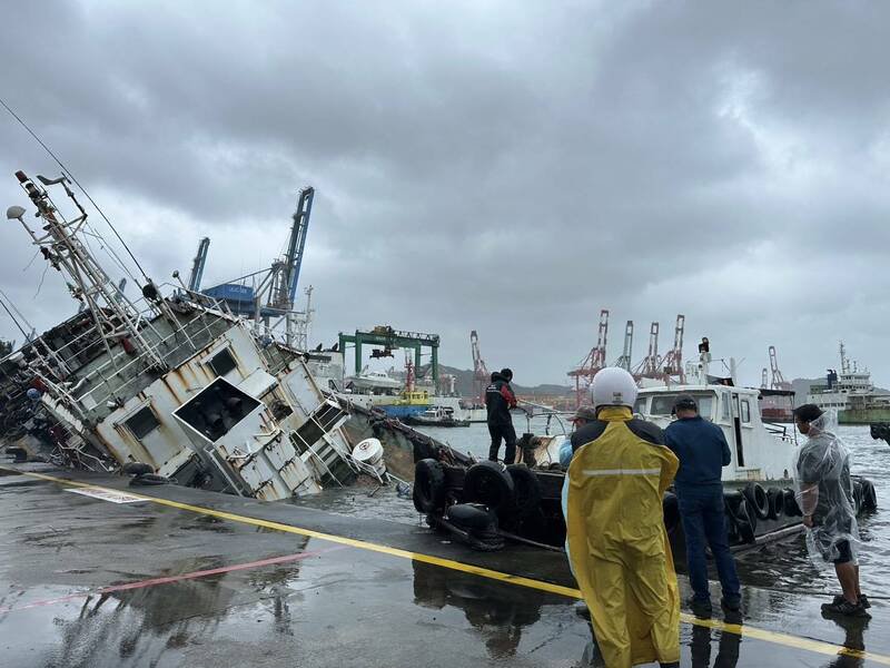 停靠在基隆港东15号码头的驳船「宏略8号」，今天疑进水导致船头沉没，且船身向右倾斜船尾翘起。港务公司已在周边围起拦油索，避免污染。（图为民众提供）