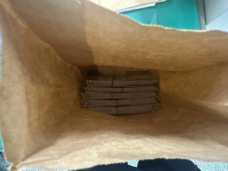 纸袋内装著60万元现钞。（警方提供）