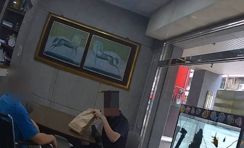 林姓车手贪心的翻袋数钞。（警方提供）