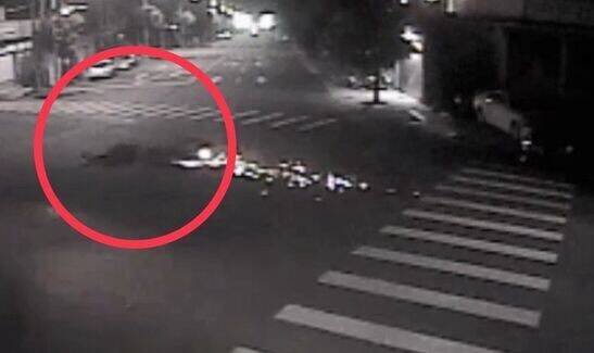 林男过马路被机车撞击，机车瞬间在路面刮出火花。（民众提供）