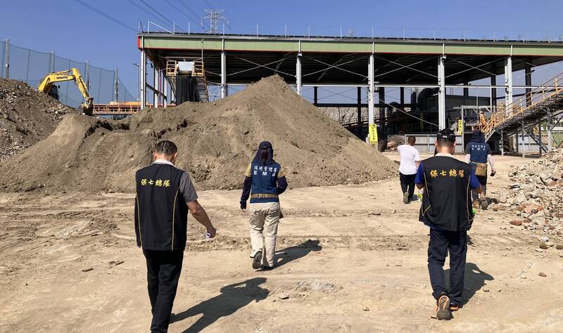 检警搜索土资场，追查废土流向。（记者蔡清华翻摄）