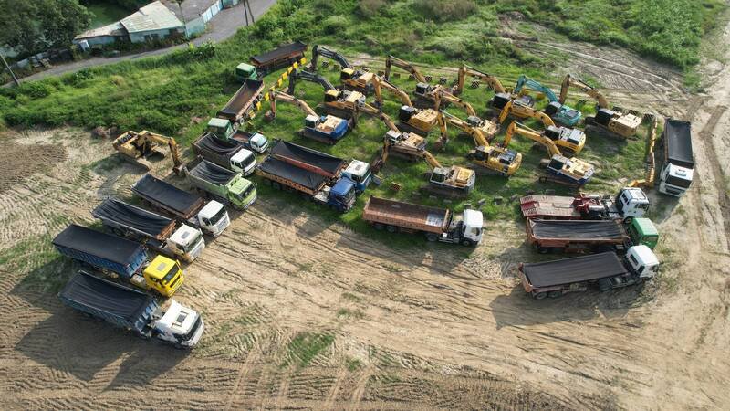 桥头地检署查缉环保犯罪，共羁押被告17人，扣押重型开挖机具怪手16台、重型曳引砂石车18台。（记者蔡清华翻摄）