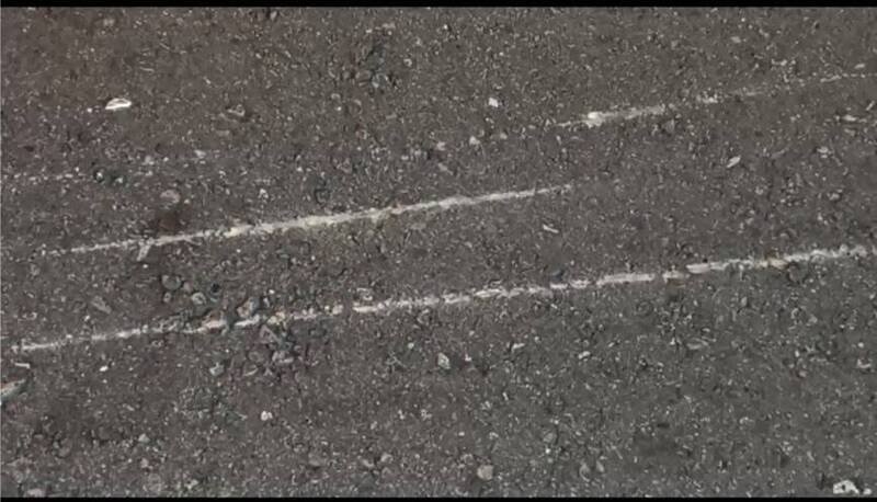 林姓车行老板今（21）日凌晨穿越马路被机车撞上送医不治，路面留下长长刮痕，令人怵目惊心。（民众提供）