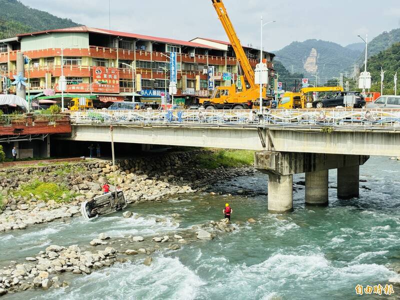 南投水里溪洪灾演练赫见汽车卡溪底，民众担心车辆油料泄漏污染，消防署回应演练车辆皆有事前清洁处理。（记者刘滨铨摄）