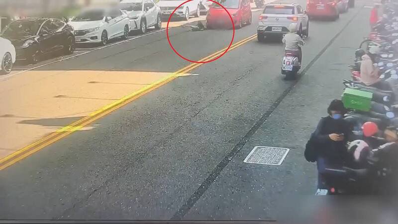 小朋友冲到对向时，遭红色轿车撞个正著。（民众提供）