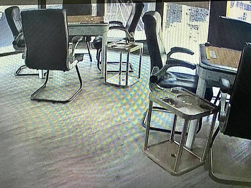 娃娃机台后方空间改造为密室，提供赌桌及赌具供聚。（图由读者提供）