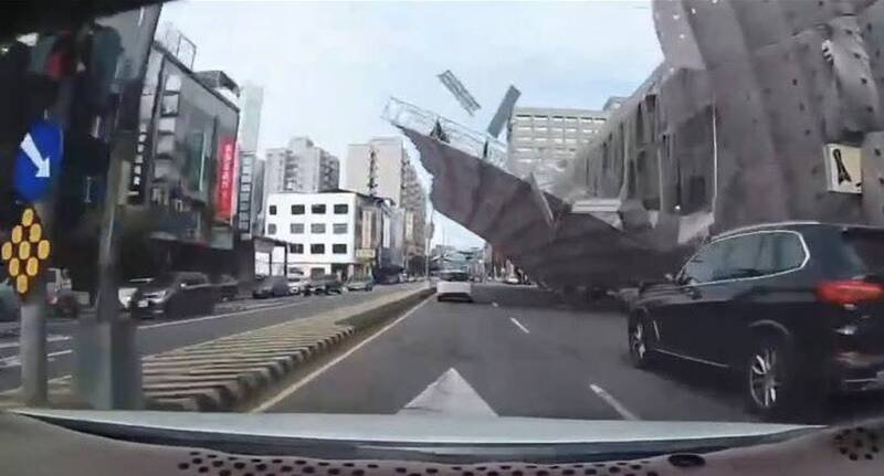 民众直击鹰架倒塌的惊悚瞬间。（民众提供）