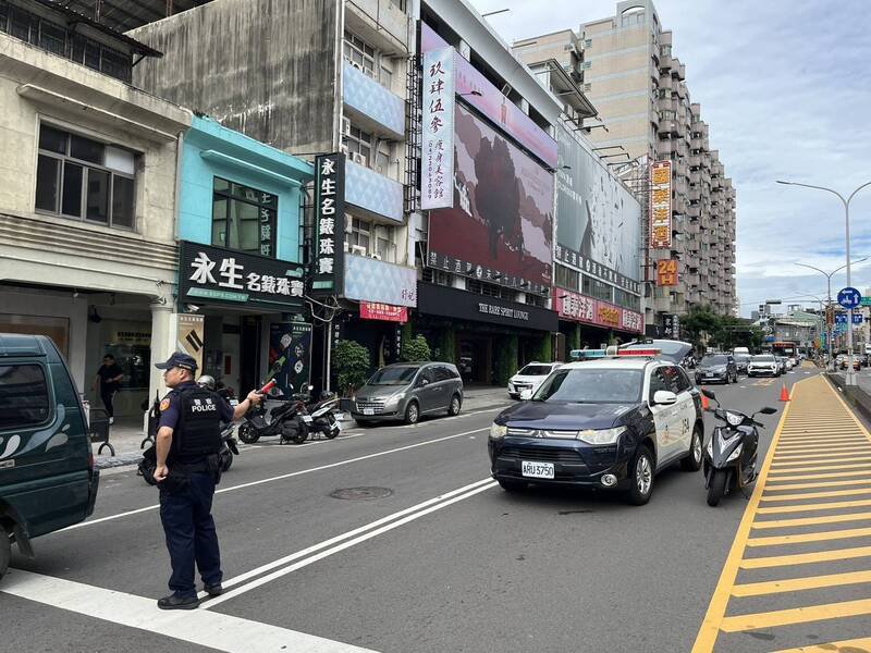 五权路周边道路实施交通管制中。（民众提供）