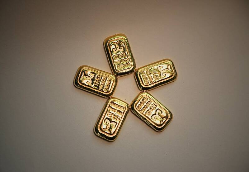 同时拍卖的还有5块黄金条块，每块重量10两。（记者余瑞仁翻摄）