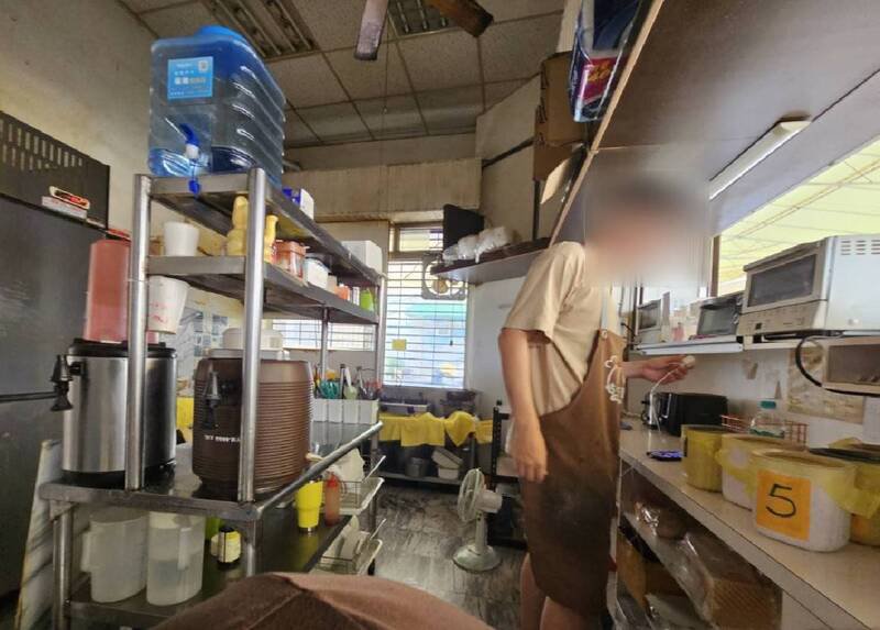 员警乔装成早餐店员工埋伏。（警方提供）