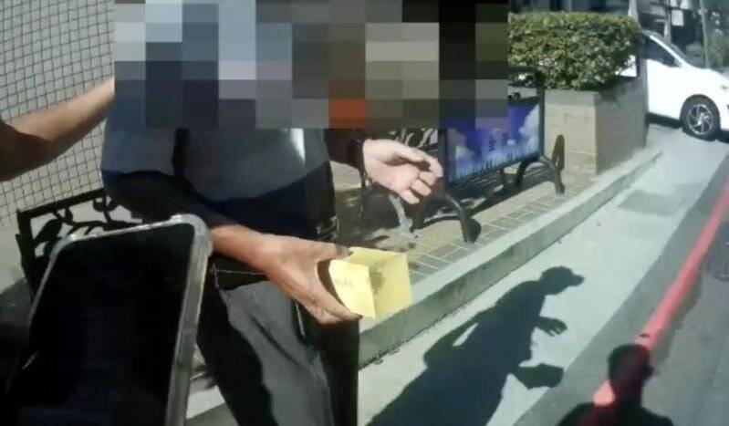 警方见车手现身冲出早餐店逮人。（警方提供）