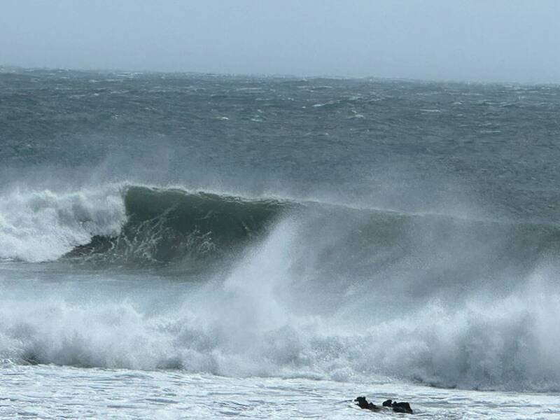 风浪不小吸引冲浪客。（台东县消防局提供）