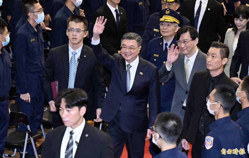 行政院长卓荣泰（中）22日出席台湾警察专科学校庆祝80周年校庆大会，挥手向全场师生致意。（记者廖振辉摄）