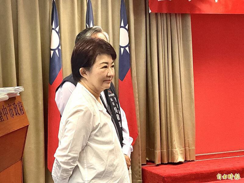 台中市长卢秀燕主持治安会报，强调中央市场鹰架倒塌伤到两位民众。（记者黄旭磊摄）