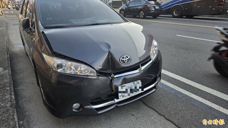 车主停在未画红黄线的路边仍被开罚，气得报警喊冤。警方说明「妨碍交通」的认定标准。图中非新闻事件车辆。（资料照，记者王捷摄）