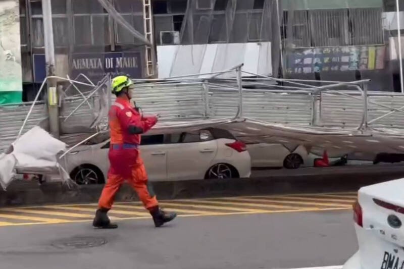 台中北区中央市场发生鹰架倒塌，路过汽车及机车惨遭波及，造成1人受伤。（撷取自江肇国Threads）