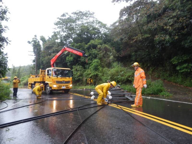 台电公司派员抢修被货车撞倒的电线杆等设备。（台电公司提供）
