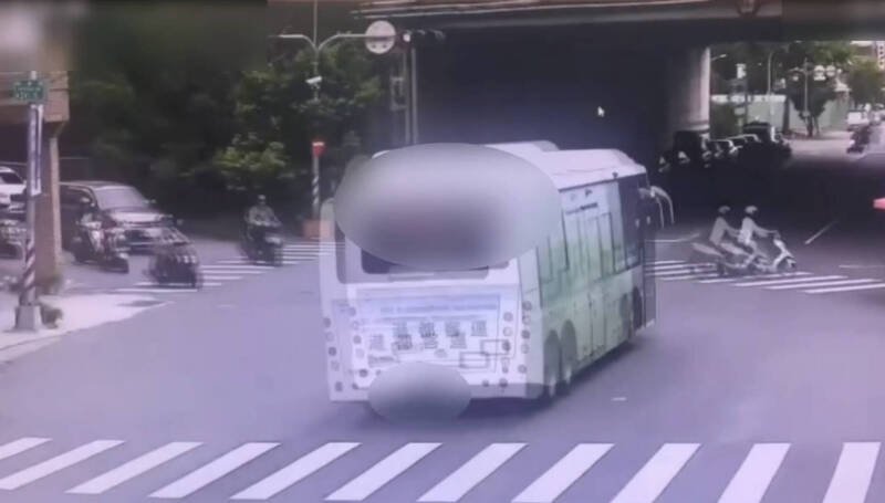 高雄53路公车闯红灯险撞机车影片疯传 交通局将扣罚补助！（民众提供）