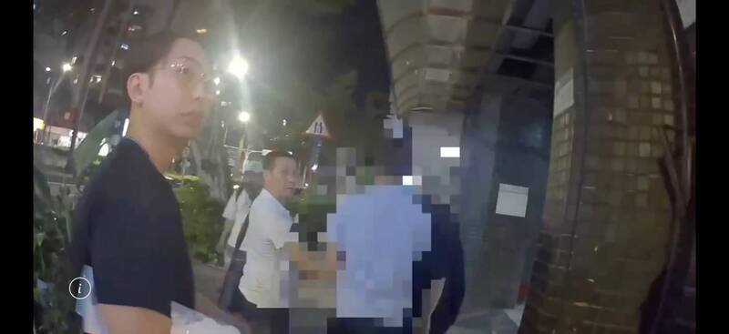 警方将李男逮捕，带回侦办。（记者邱俊福翻摄）