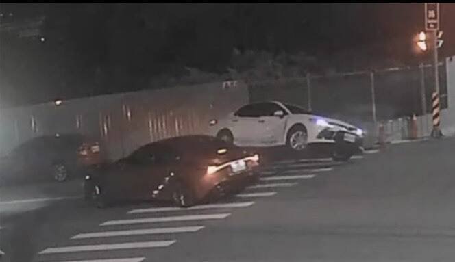 白色丰田轿车险侧翻。（民众提供）