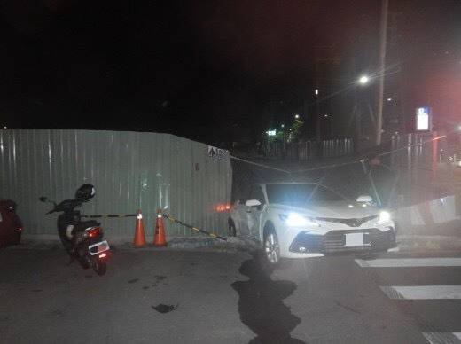 白车最后「倒栽葱」撞破围篱。（民众提供）