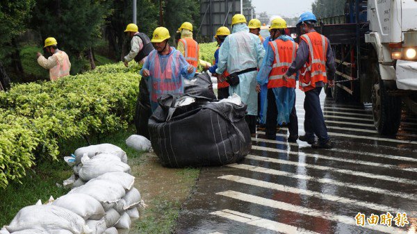 今天豪大雨桃园机场立即启动防汛机制。（记者姚介修摄）