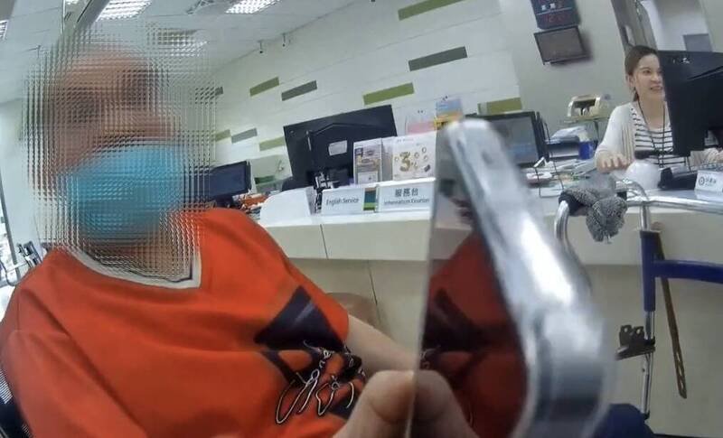 黄男被骗到银行领钱，到场阻诈警竟发毒誓。（麻豆分局提供）