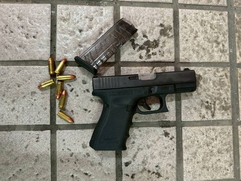 海巡署、新北警方查获黄姓男子，在他租赁车后座，查出改造枪弹，续追幕后集团及枪械来源。（记者吴仁捷翻摄）