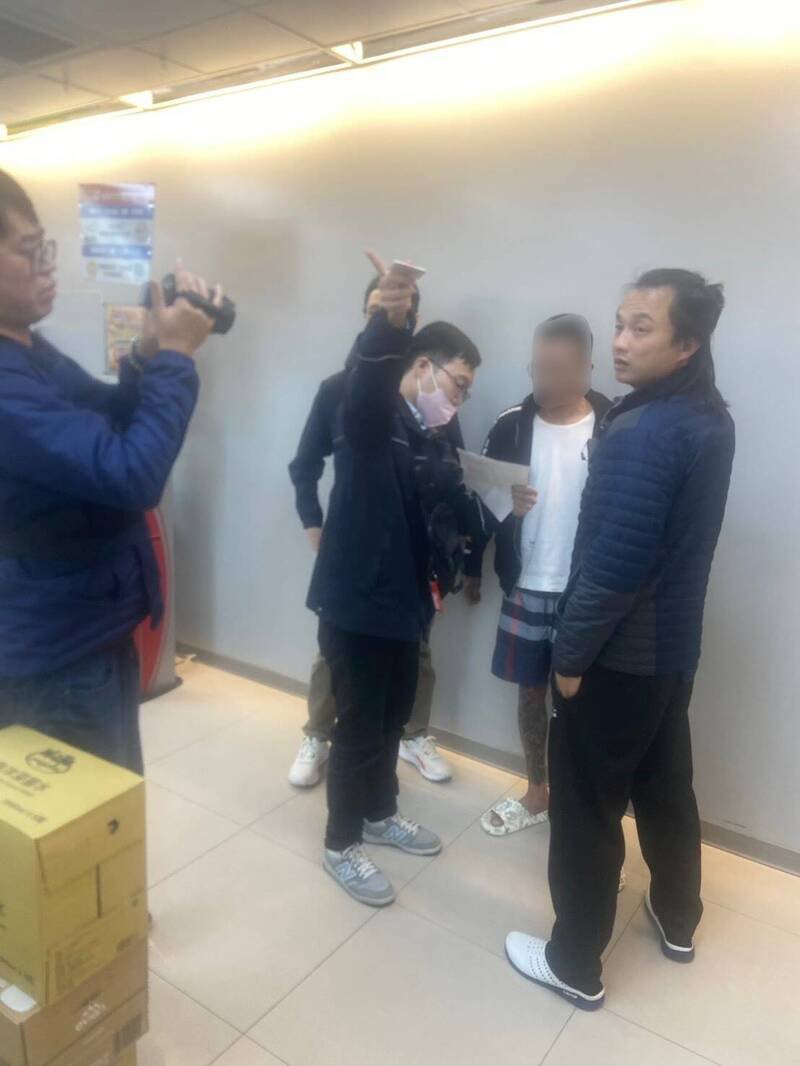 海巡署、新北警方查获黄姓男子，在他租赁车后座，查出改造枪弹，续追幕后集团及枪械来源；图为专案小组在新竹拘提黄嫌到案。（记者吴仁捷翻摄）