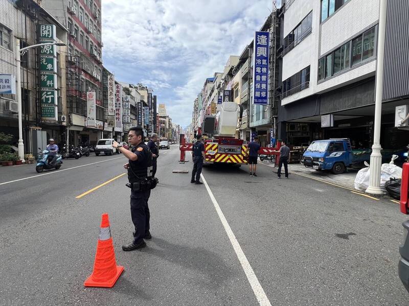 高雄工人修透天厝踩破屋顶坠落邻宅屋顶平台受伤，云梯车出动救人送医。（民众提供）