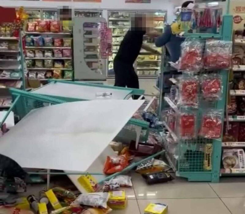 阿伯酒后大闹超商狂砸货品，现场一片混乱。（图由民众提供）