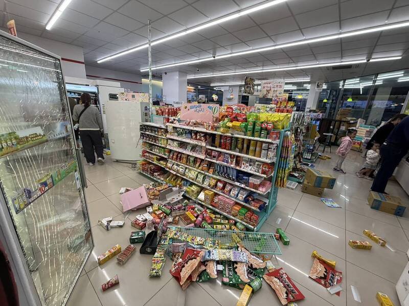 阿伯酒后大闹超商狂砸货品，还把冰箱玻璃砸碎，现场一片狼藉。（图由警方提供）