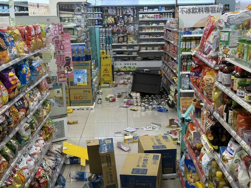 超商架上的货品惨遭阿伯推倒破坏，现场一片混乱。（图由警方提供）