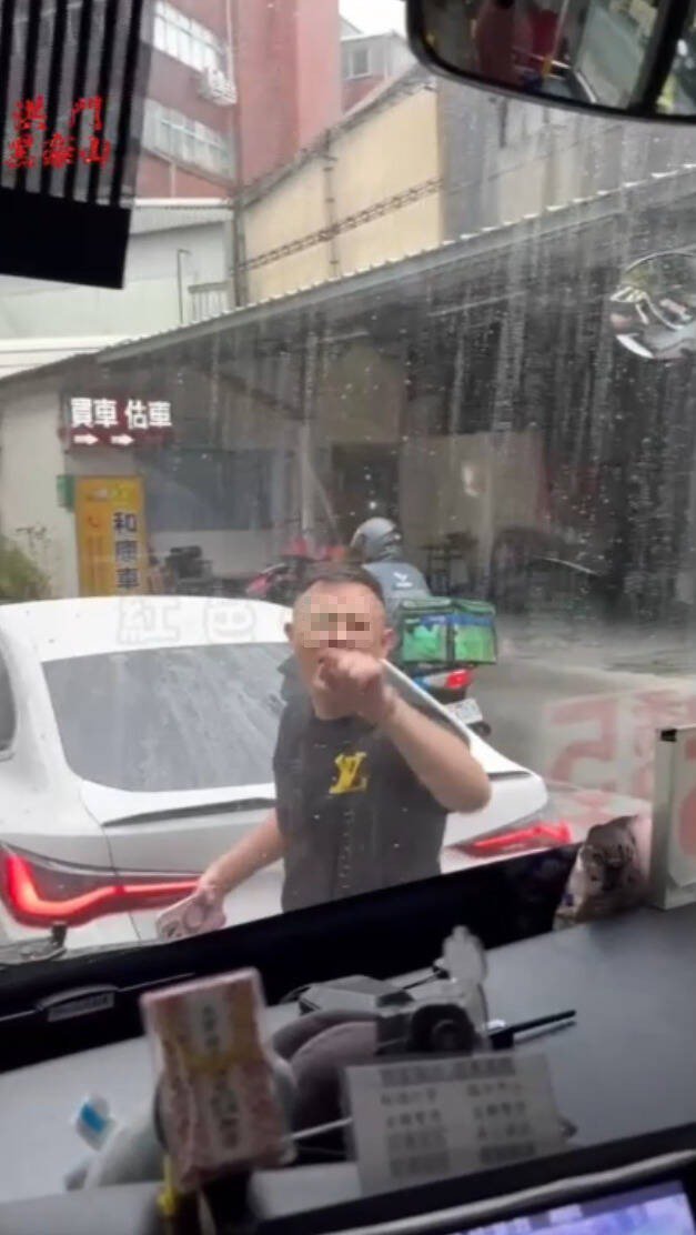 27岁的黄姓男子因不满公车驾驶鸣按喇叭提醒，竟将车辆违规停在车流中，并怒下车对公车叫嚣怒骂。（记者郑景议翻摄）
