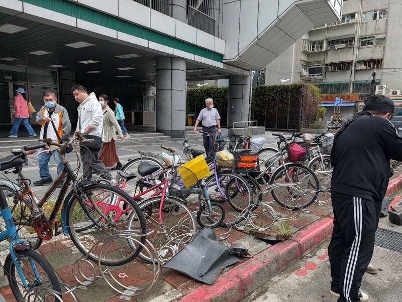 车辆失控一路向前滑行，最终冲上人行道撞到路边脚踏车后才停下。（记者郑景议翻摄）