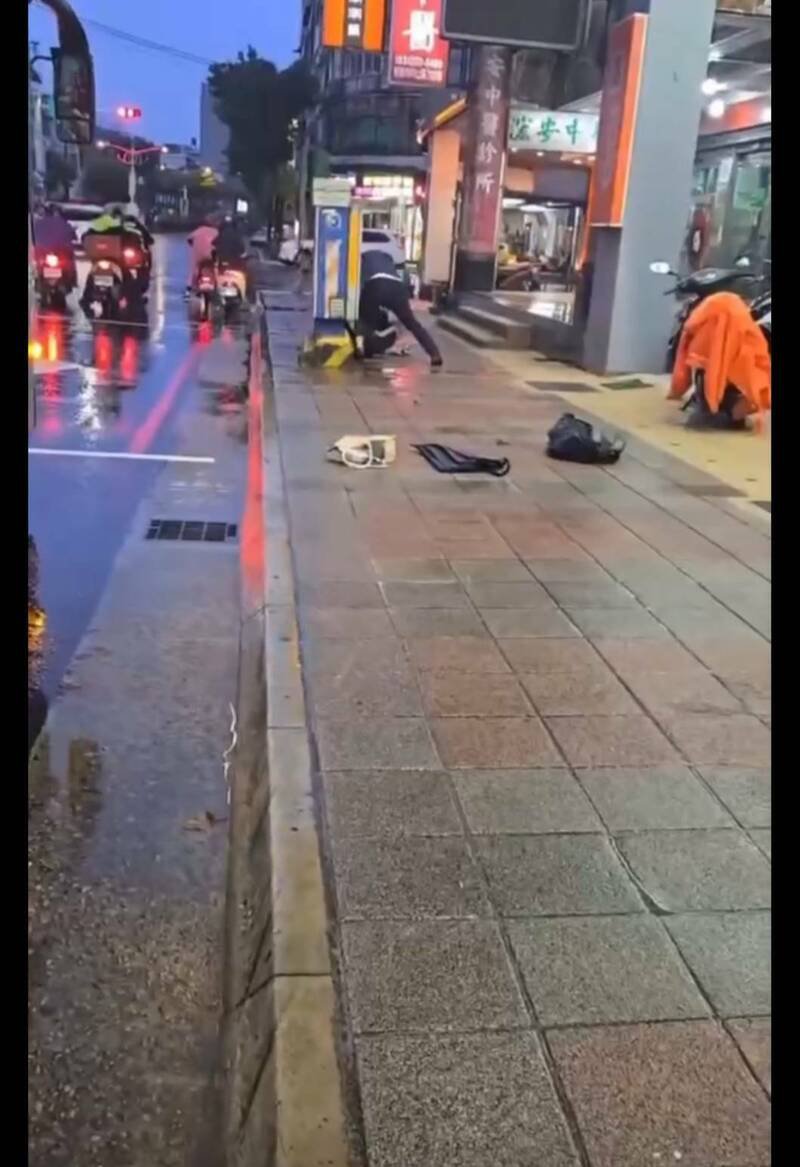 桃园客运刘姓司机当街殴打学生。（撷取自网路）