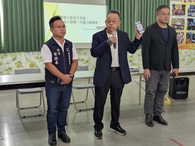 神脑国际董事长余政宪（中）今与嘉义乡亲交流，宣导健脑饮食以及智慧防诈。（黄启豪服务处提供）