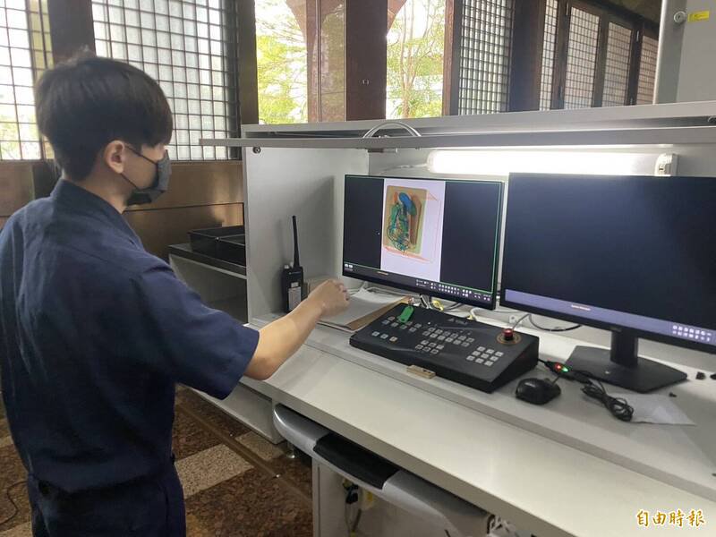 基隆地检署法警透过X光扫描机发现刘男携带的手提袋内有1把菜刀与1把剪刀，及时将他拦下，制止可能的危害。（记者林嘉东摄）