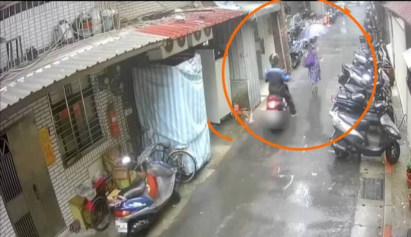 萧嫌骑赃车尾随胡姓妇人准备下手。（记者刘庆侯翻摄）