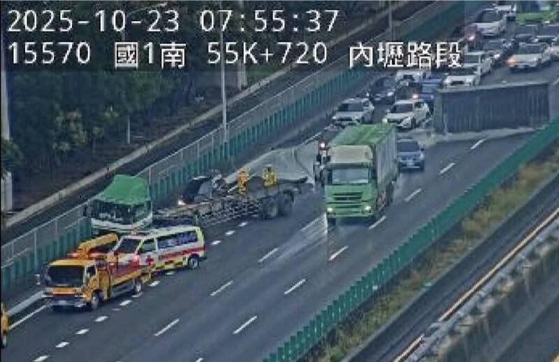 国道1号北向55.9公里货柜车追撞休旅车酿货柜掉落车道，回堵逾5公里。（记者李容萍翻摄）