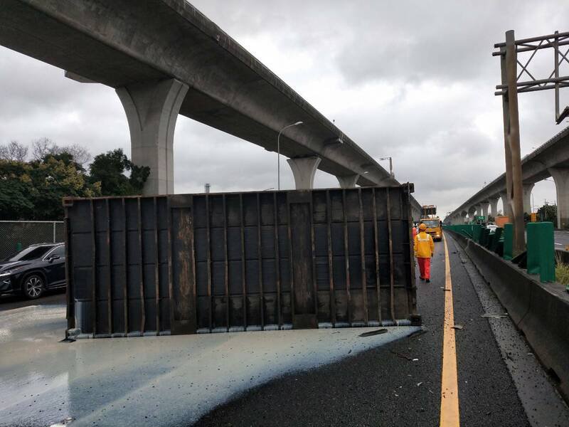 国道1号北向55.9公里货柜车追撞休旅车酿货柜掉落车道，回堵逾5公里。（记者李容萍翻摄）