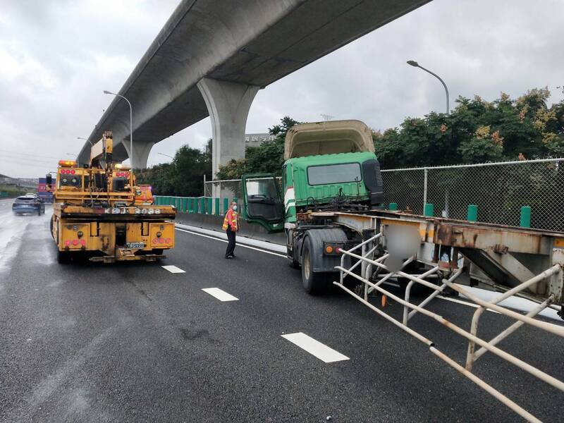 国道1号北向55.9公里货柜车追撞休旅车酿货柜掉落车道，回堵逾5公里。（记者李容萍翻摄）