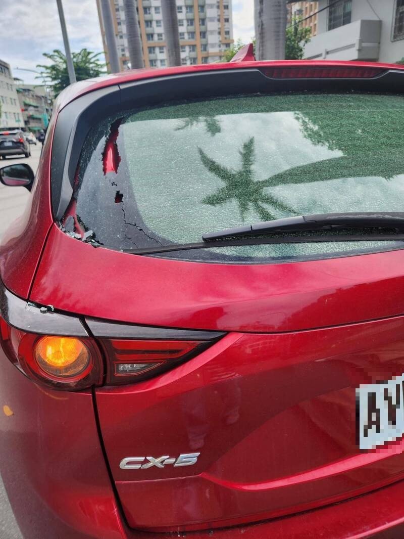 后挡风玻璃遭击破。（民众提供）